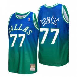 Luka Doncic No. 77 Dallas Mavericks Mitchell & Ness HWC Limited Fadeaway Azul Green Camiseta
