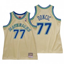 Luka Doncic No. 77 Dallas Mavericks Mitchell & Ness Gold Hardwood Clásicos Camiseta