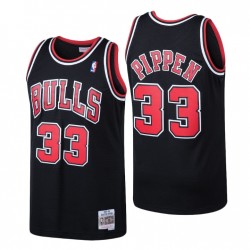 Mitchell & Ness Hombres Chicago Bulls #33 Scottie Pippen Negro 1997-98 Hardwood Classics Swingman Camiseta