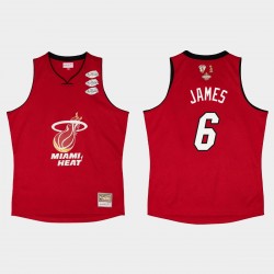Miami Heat Mitchell & Ness LeBron James #6 Rojo Hardwood Classics 3 x Campeones finales Camiseta