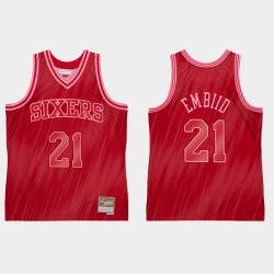 Filadelfia 76ers Mitchell % Ness Joel Embiid #21 Rojo Hardwood Classics Monocromante Camiseta